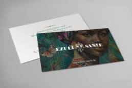 Werbeflyer für Ezuli Santé mit farbenfrohem Porträt und Schmetterling, betont ganzheitliche Gesundheit für Frauen.